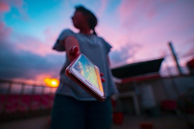 Mobiles Internet in der Dominikanischen Republik - Smartphone mit SIM-Karte und palmengeschmücktem Strand im Hintergrund