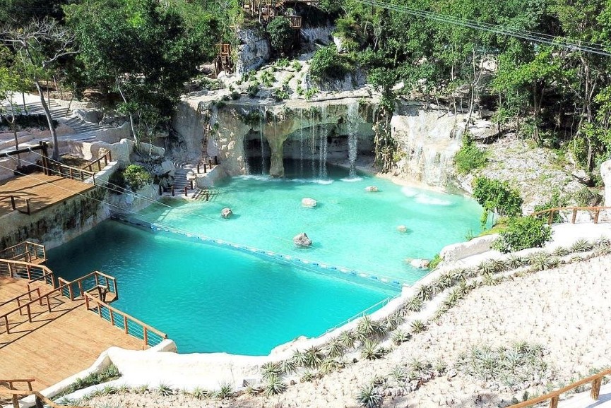Hoyo Azul - Türkisfarbene Lagune in einer Höhle mit Wasserfall
