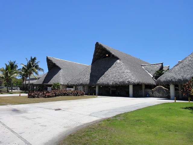 Flughafen Punta Cana - Modernes Terminal mit tropischen Palmen