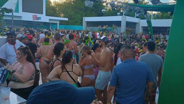 RIU Party Punta Cana - Gäste feiern am Strand unter Palmen mit bunten Lichtern