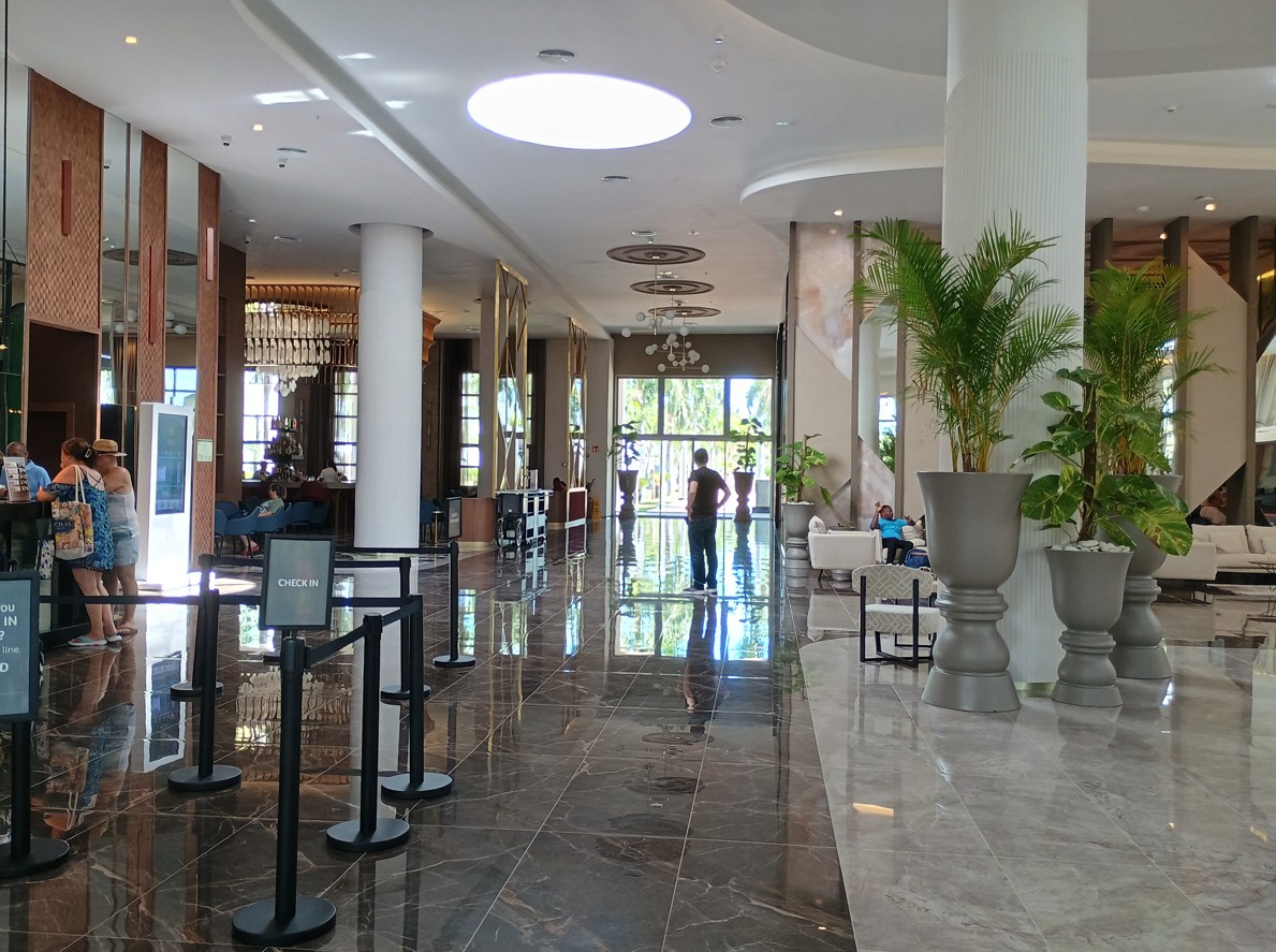 Riu Palace Bavaro Poolbereich mit modernen Liegen