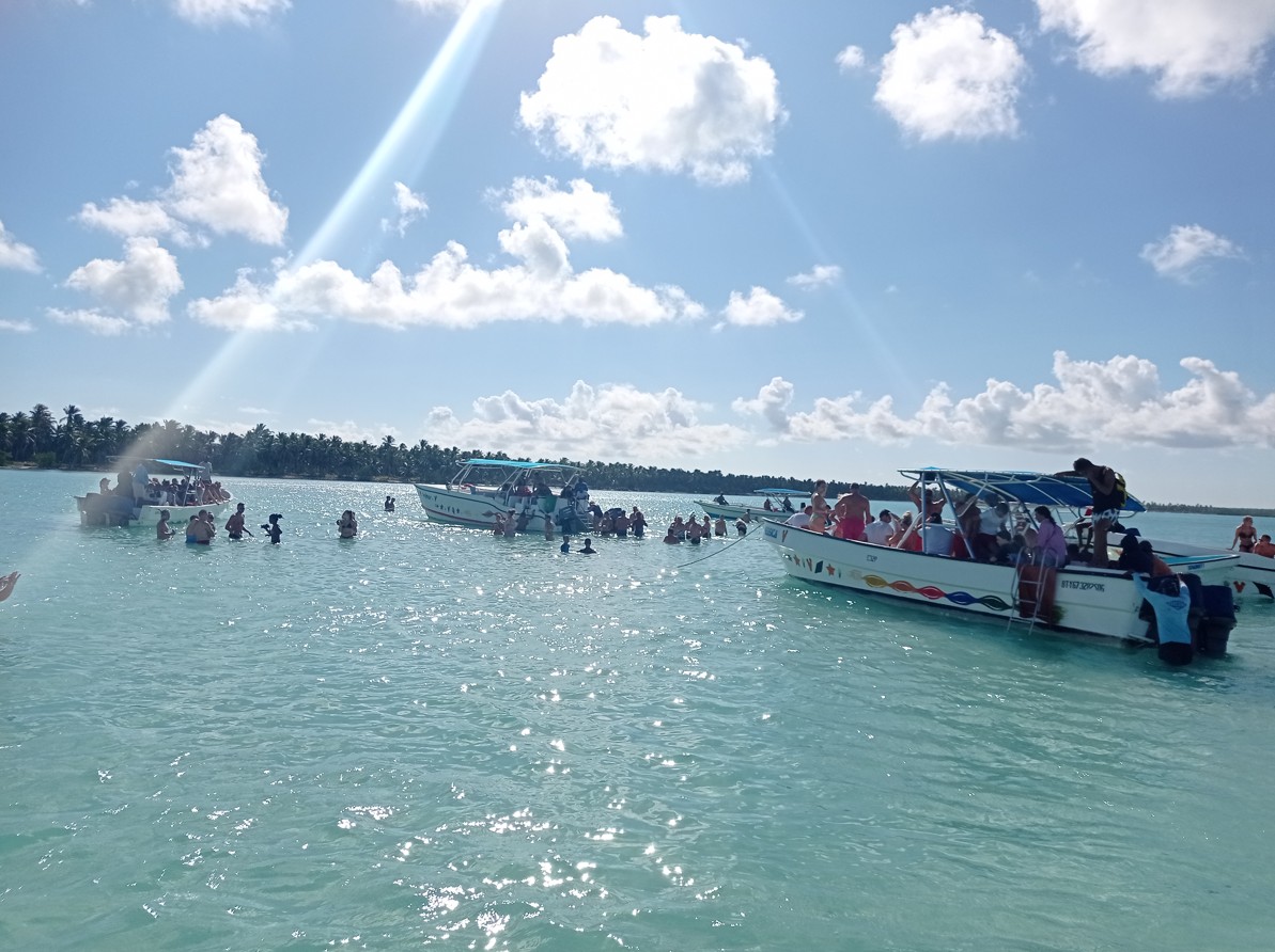 Insel Saona - Türkisfarbenes Wasser und weißer Sandstrand mit Palmen