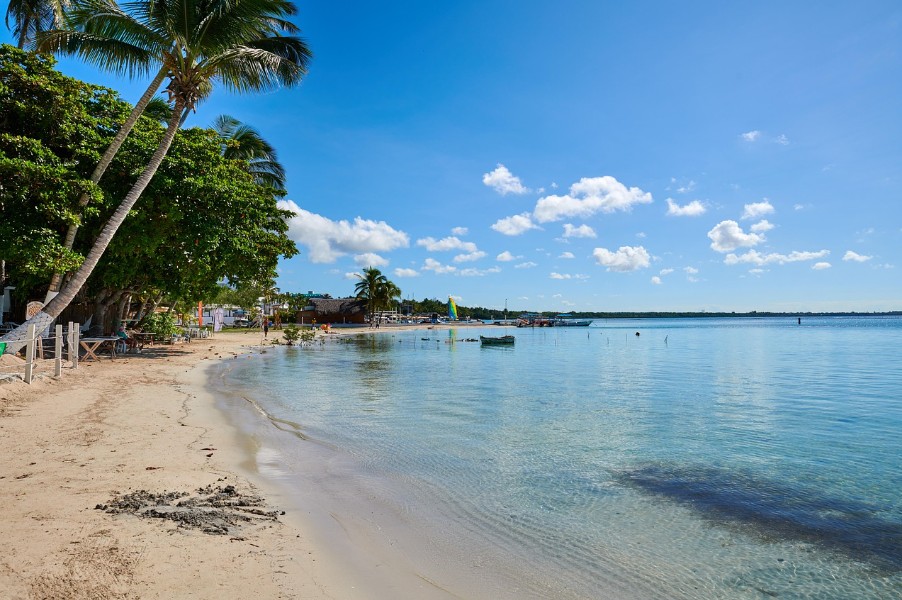 Sosúa Strand mit türkisfarbenem Wasser und Palmen